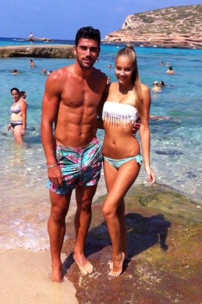 Graziano Pellè és magyar barátnője a tengerparton lazítanak